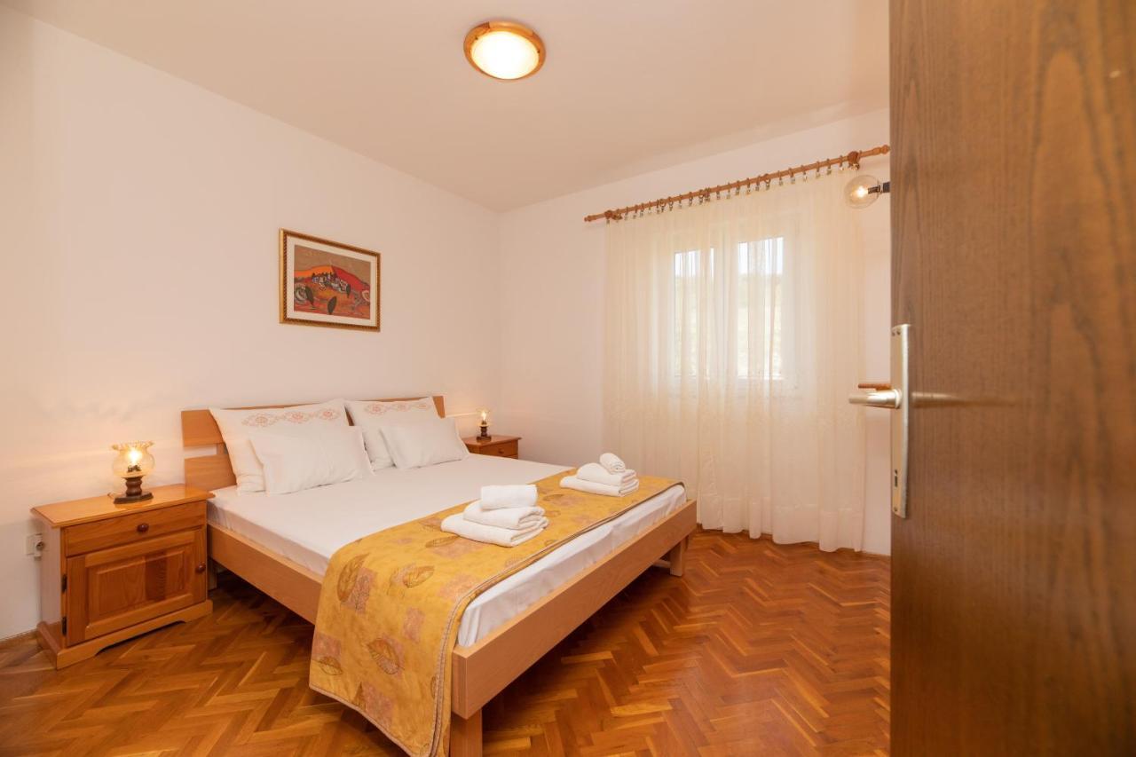 Apartments Jelena Supetar - Four Apartments - A Small House With A Private Yard - Two-Room Apartment With A Sea View - Studio Apartment - Two-Room Apartment With Garden View- Free Parking Ngoại thất bức ảnh