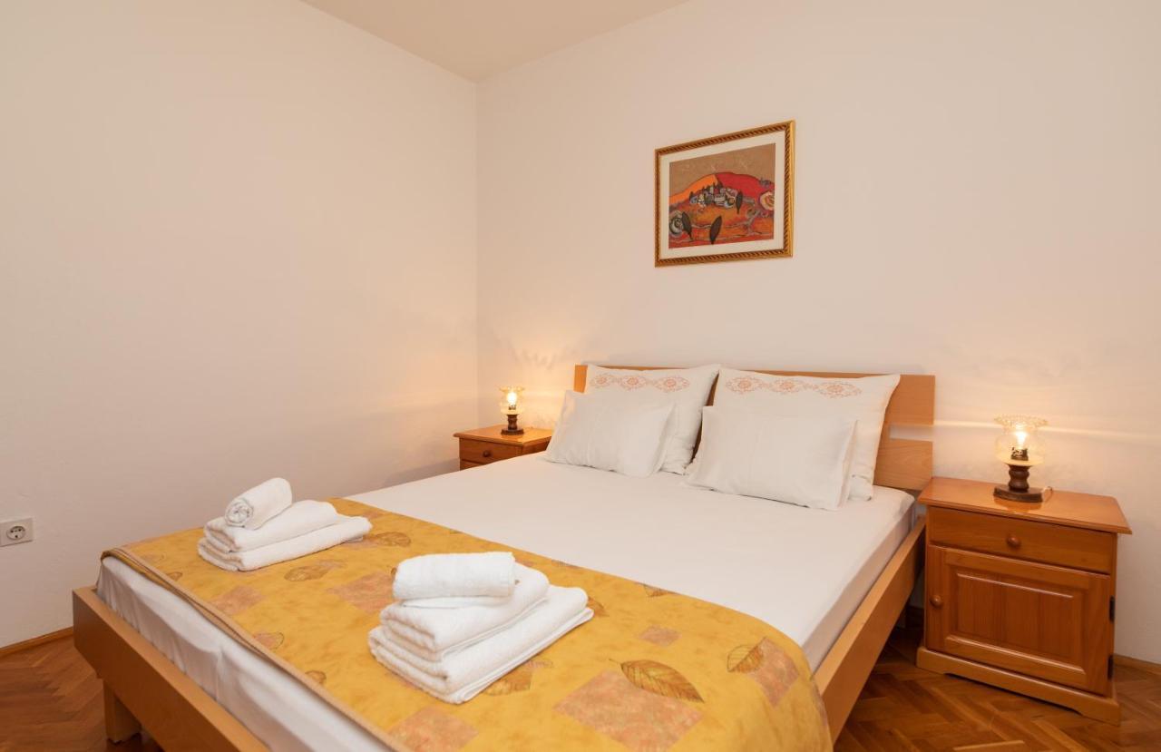Apartments Jelena Supetar - Four Apartments - A Small House With A Private Yard - Two-Room Apartment With A Sea View - Studio Apartment - Two-Room Apartment With Garden View- Free Parking Ngoại thất bức ảnh