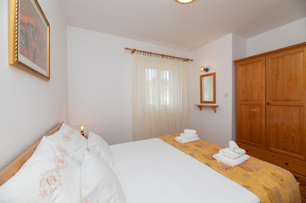 Apartments Jelena Supetar - Four Apartments - A Small House With A Private Yard - Two-Room Apartment With A Sea View - Studio Apartment - Two-Room Apartment With Garden View- Free Parking Ngoại thất bức ảnh