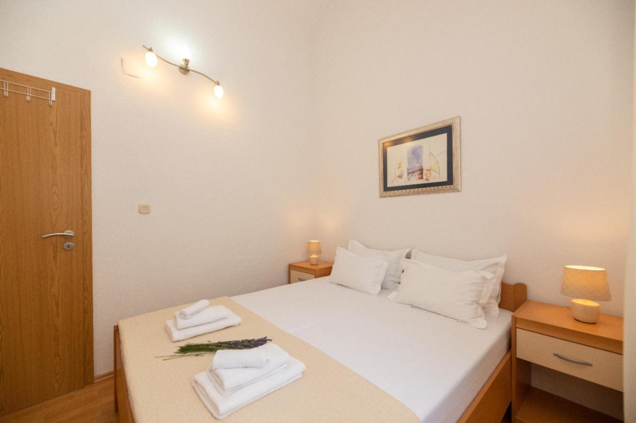 Apartments Jelena Supetar - Four Apartments - A Small House With A Private Yard - Two-Room Apartment With A Sea View - Studio Apartment - Two-Room Apartment With Garden View- Free Parking Ngoại thất bức ảnh