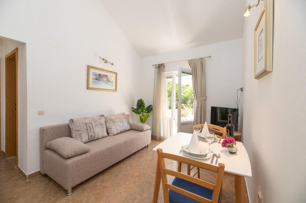 Apartments Jelena Supetar - Four Apartments - A Small House With A Private Yard - Two-Room Apartment With A Sea View - Studio Apartment - Two-Room Apartment With Garden View- Free Parking Ngoại thất bức ảnh