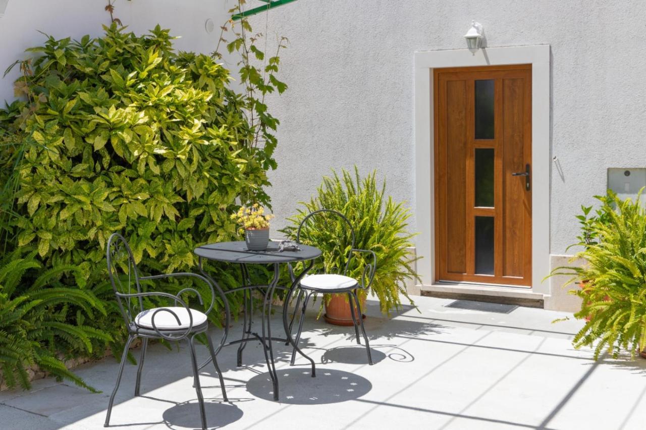 Apartments Jelena Supetar - Four Apartments - A Small House With A Private Yard - Two-Room Apartment With A Sea View - Studio Apartment - Two-Room Apartment With Garden View- Free Parking Ngoại thất bức ảnh