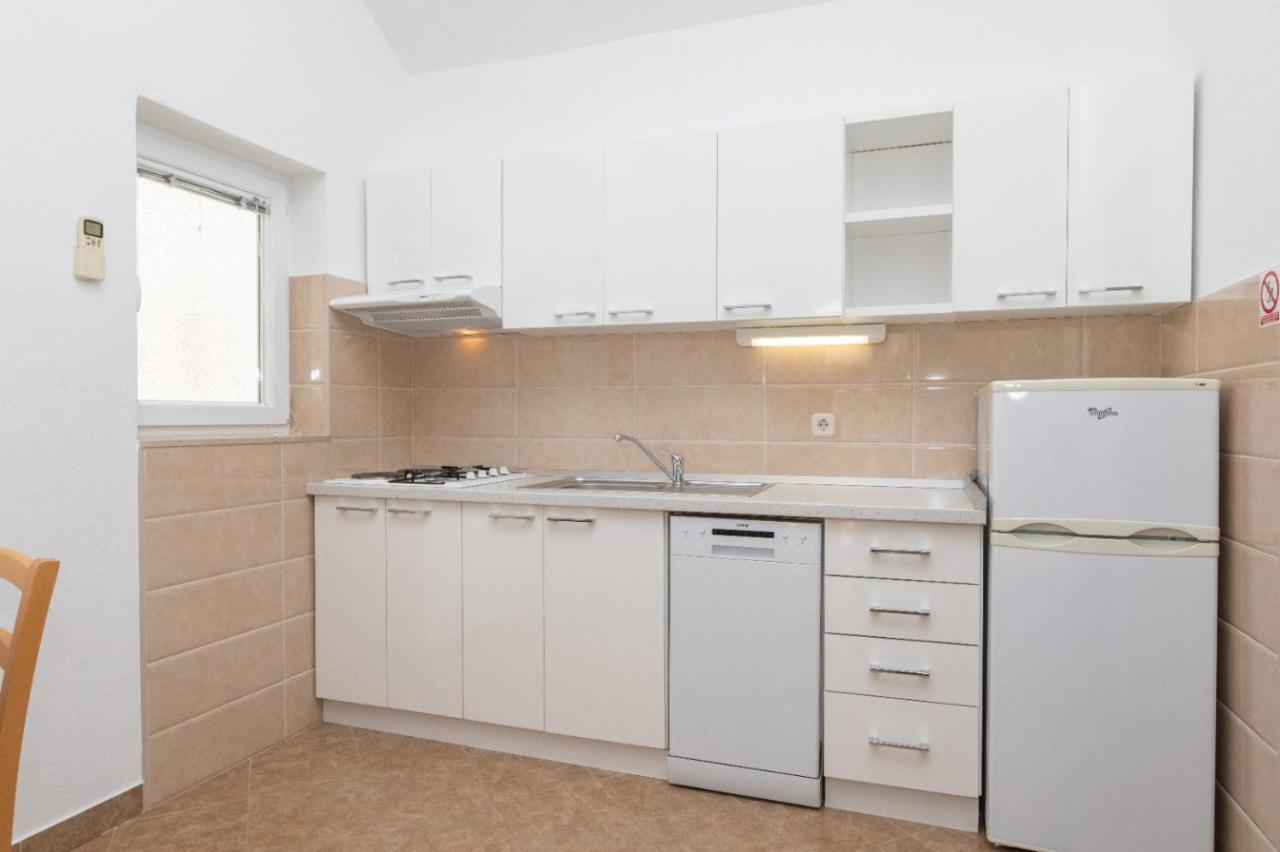 Apartments Jelena Supetar - Four Apartments - A Small House With A Private Yard - Two-Room Apartment With A Sea View - Studio Apartment - Two-Room Apartment With Garden View- Free Parking Ngoại thất bức ảnh