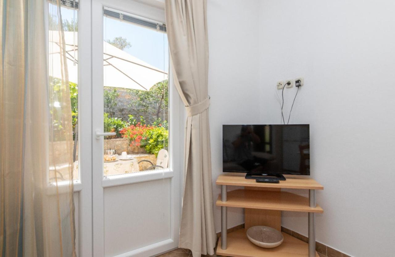 Apartments Jelena Supetar - Four Apartments - A Small House With A Private Yard - Two-Room Apartment With A Sea View - Studio Apartment - Two-Room Apartment With Garden View- Free Parking Ngoại thất bức ảnh