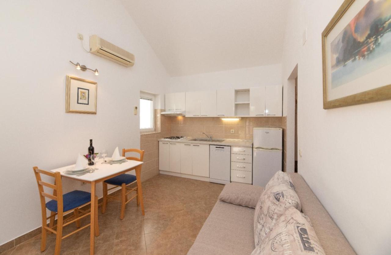 Apartments Jelena Supetar - Four Apartments - A Small House With A Private Yard - Two-Room Apartment With A Sea View - Studio Apartment - Two-Room Apartment With Garden View- Free Parking Ngoại thất bức ảnh