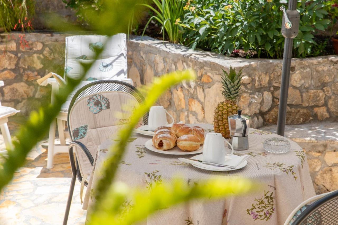 Apartments Jelena Supetar - Four Apartments - A Small House With A Private Yard - Two-Room Apartment With A Sea View - Studio Apartment - Two-Room Apartment With Garden View- Free Parking Ngoại thất bức ảnh