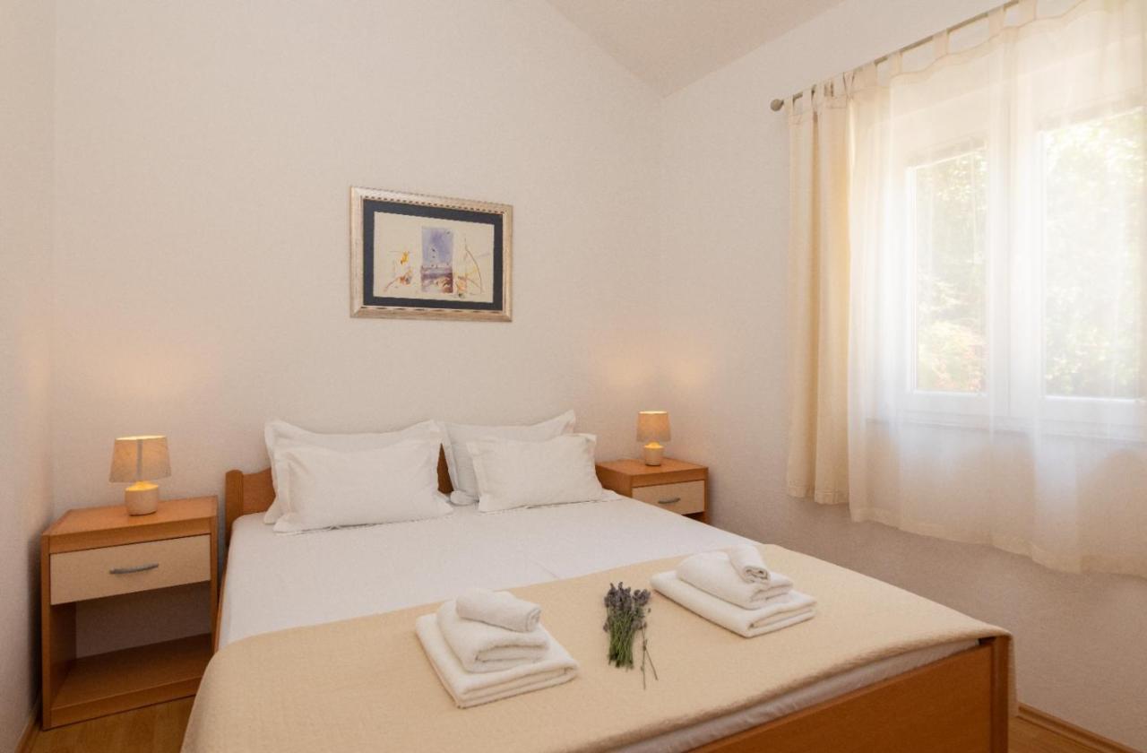 Apartments Jelena Supetar - Four Apartments - A Small House With A Private Yard - Two-Room Apartment With A Sea View - Studio Apartment - Two-Room Apartment With Garden View- Free Parking Ngoại thất bức ảnh