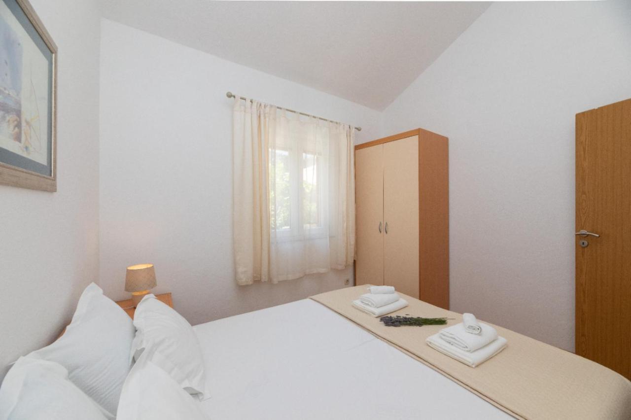 Apartments Jelena Supetar - Four Apartments - A Small House With A Private Yard - Two-Room Apartment With A Sea View - Studio Apartment - Two-Room Apartment With Garden View- Free Parking Ngoại thất bức ảnh