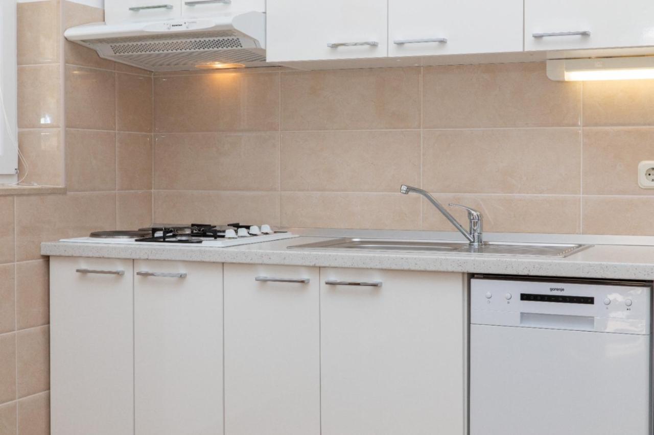 Apartments Jelena Supetar - Four Apartments - A Small House With A Private Yard - Two-Room Apartment With A Sea View - Studio Apartment - Two-Room Apartment With Garden View- Free Parking Ngoại thất bức ảnh