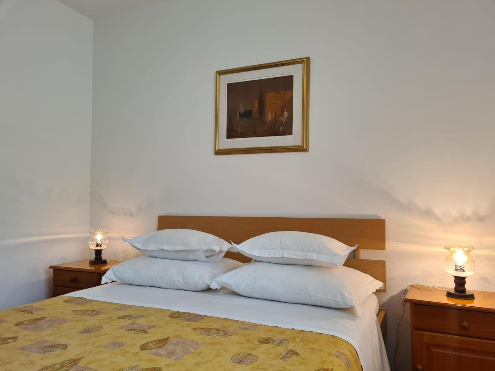 Apartments Jelena Supetar - Four Apartments - A Small House With A Private Yard - Two-Room Apartment With A Sea View - Studio Apartment - Two-Room Apartment With Garden View- Free Parking Ngoại thất bức ảnh