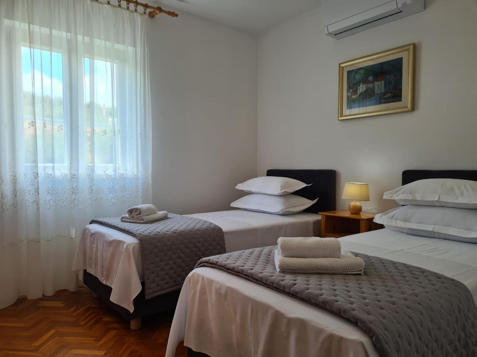 Apartments Jelena Supetar - Four Apartments - A Small House With A Private Yard - Two-Room Apartment With A Sea View - Studio Apartment - Two-Room Apartment With Garden View- Free Parking Ngoại thất bức ảnh