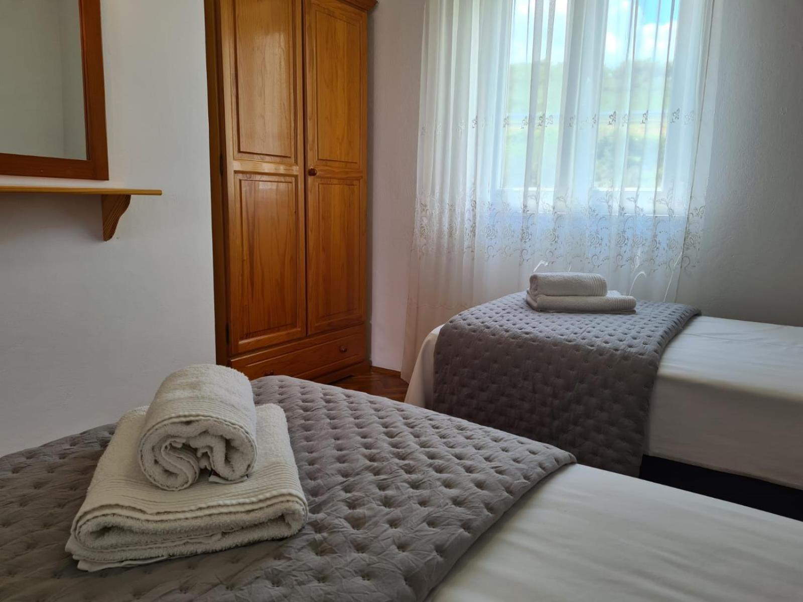 Apartments Jelena Supetar - Four Apartments - A Small House With A Private Yard - Two-Room Apartment With A Sea View - Studio Apartment - Two-Room Apartment With Garden View- Free Parking Ngoại thất bức ảnh