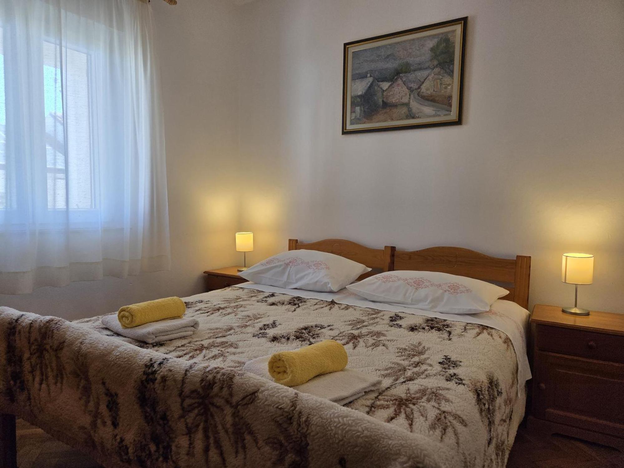 Apartments Jelena Supetar - Four Apartments - A Small House With A Private Yard - Two-Room Apartment With A Sea View - Studio Apartment - Two-Room Apartment With Garden View- Free Parking Ngoại thất bức ảnh