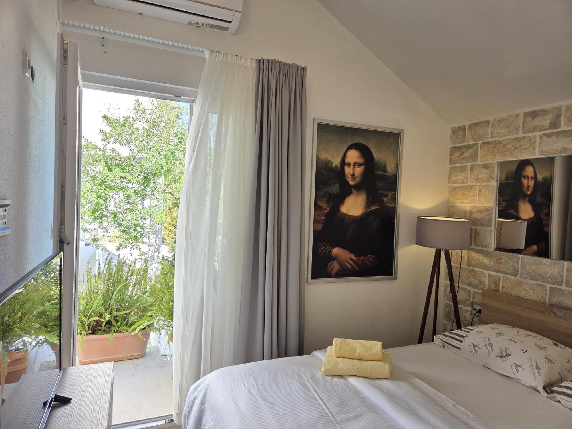 Apartments Jelena Supetar - Four Apartments - A Small House With A Private Yard - Two-Room Apartment With A Sea View - Studio Apartment - Two-Room Apartment With Garden View- Free Parking Ngoại thất bức ảnh