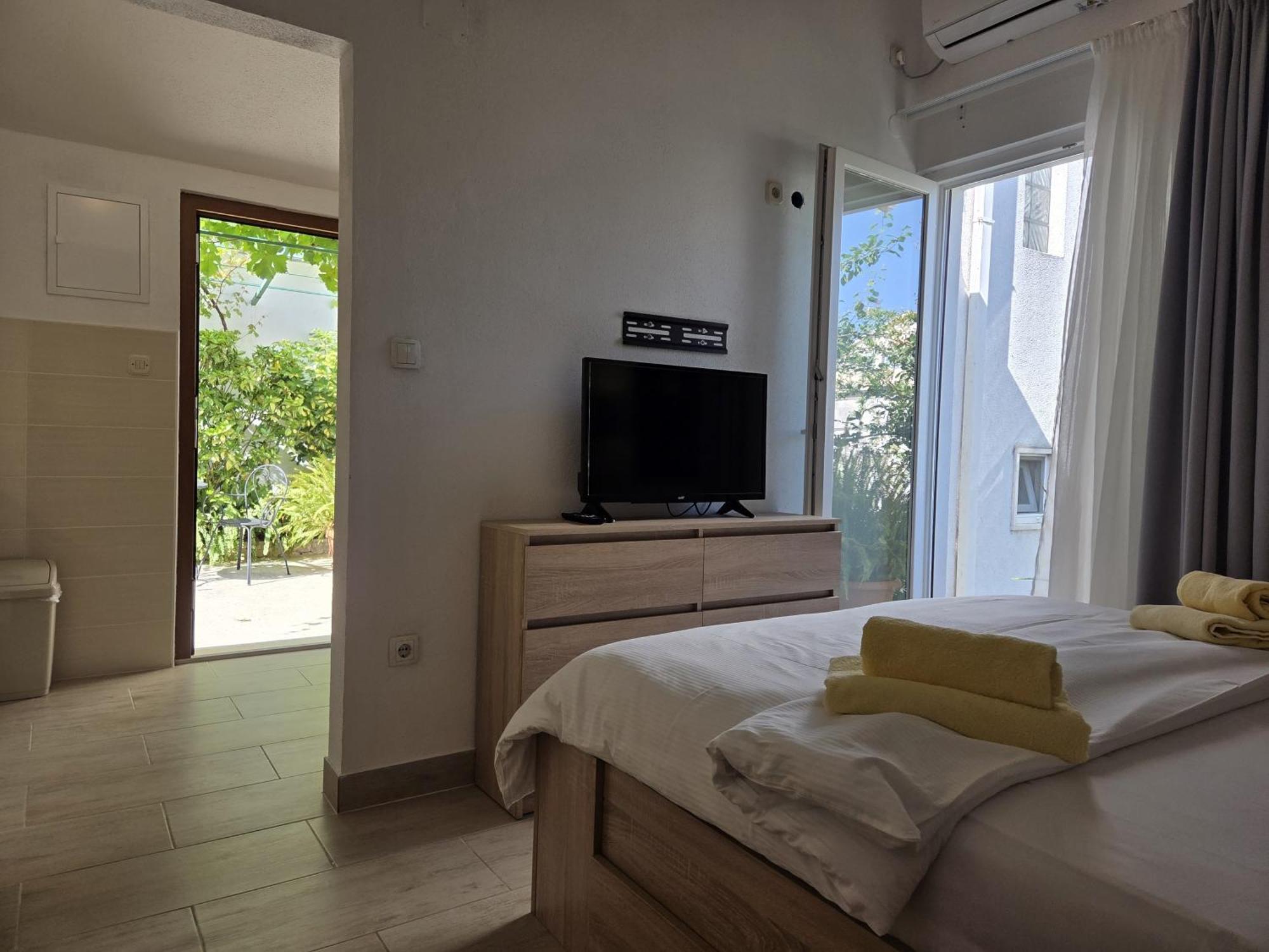 Apartments Jelena Supetar - Four Apartments - A Small House With A Private Yard - Two-Room Apartment With A Sea View - Studio Apartment - Two-Room Apartment With Garden View- Free Parking Ngoại thất bức ảnh